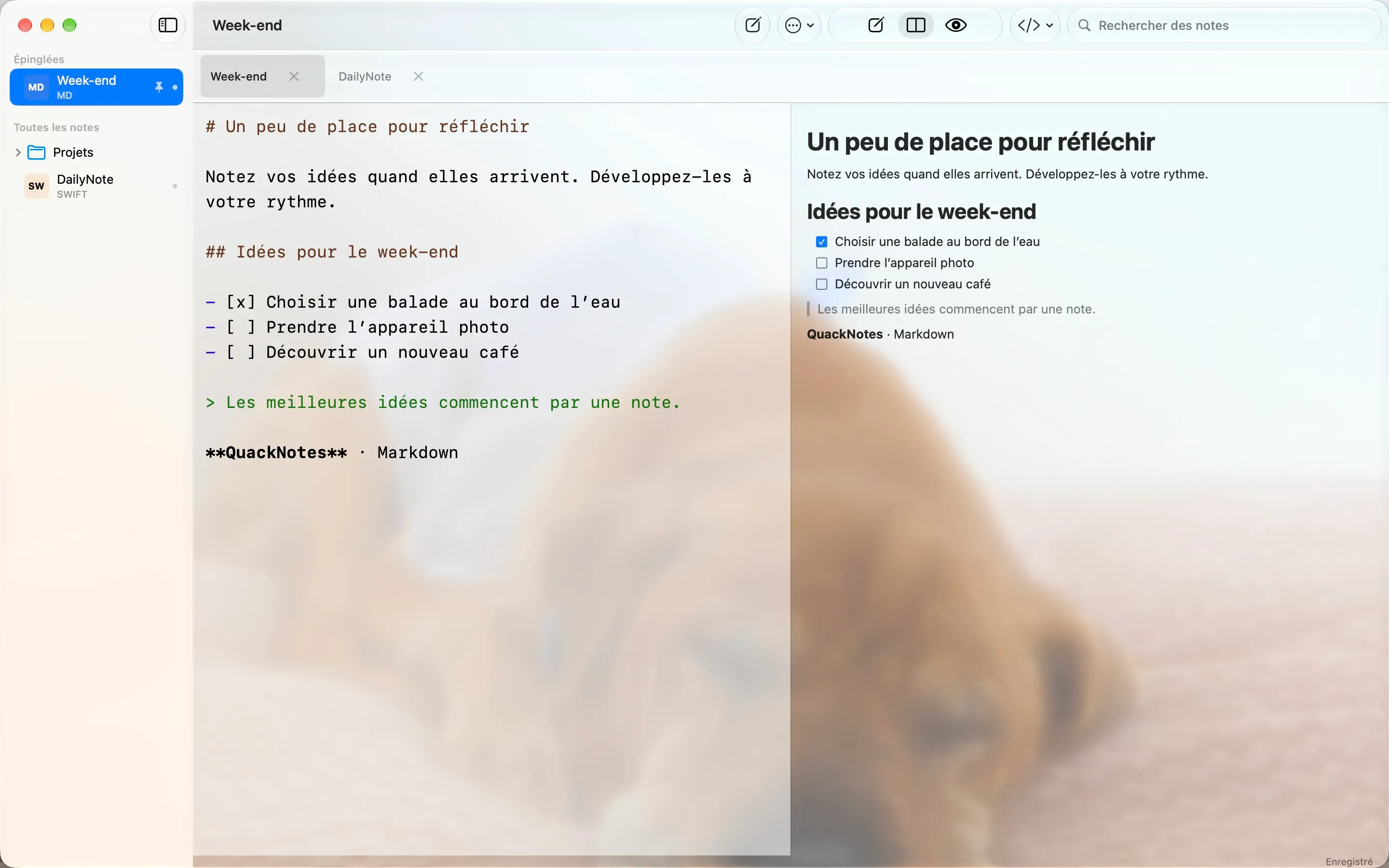 QuackNotes sur Mac avec une fenêtre translucide façon Liquid Glass par-dessus une photo